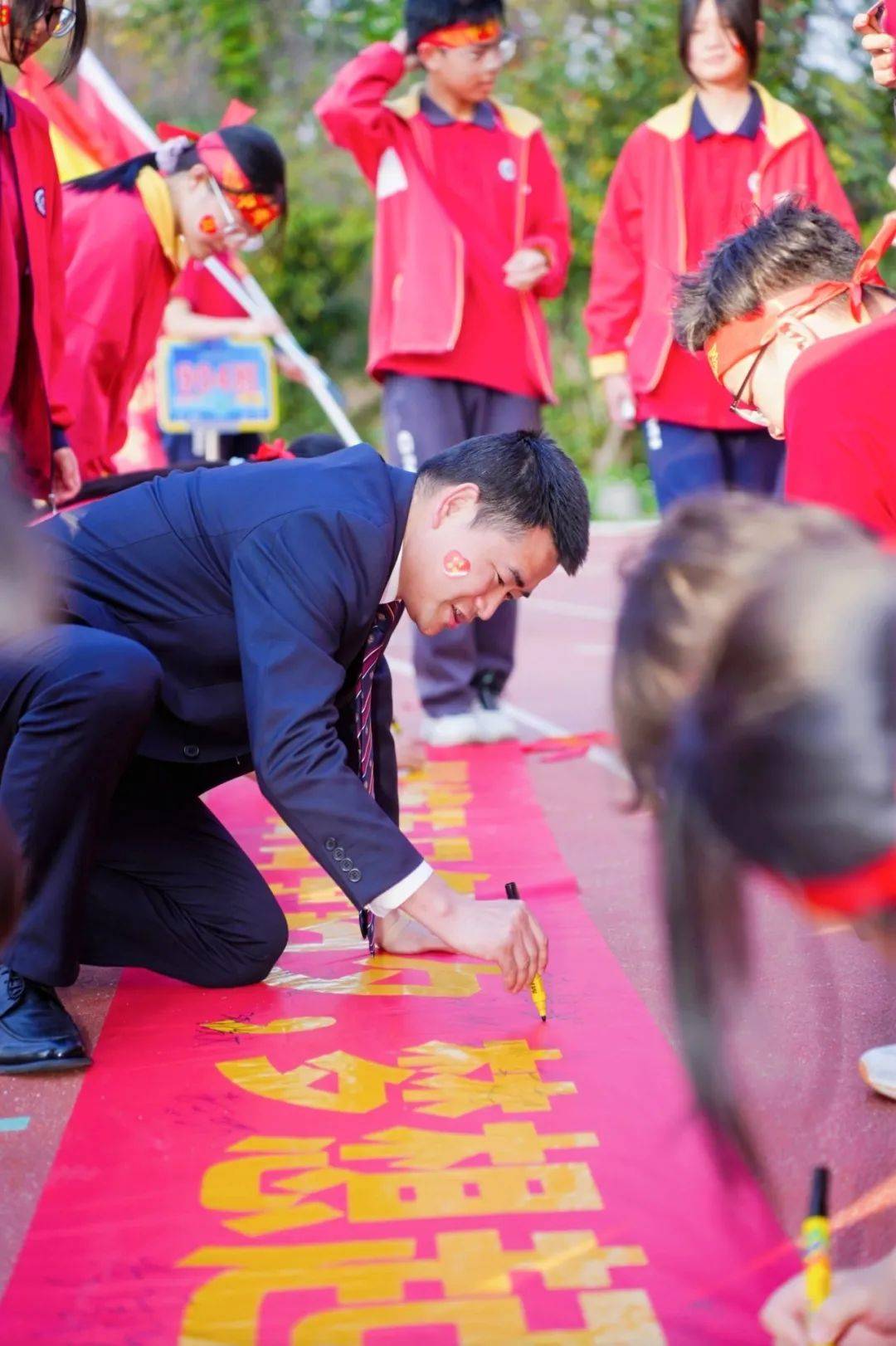 决胜之战，运动员拼尽全力向着目标