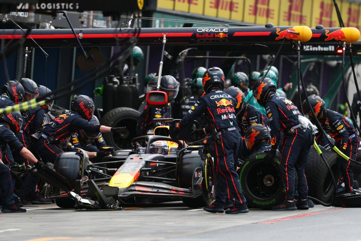 迈凯伦鏖战红牛车队，维斯塔潘带队取胜