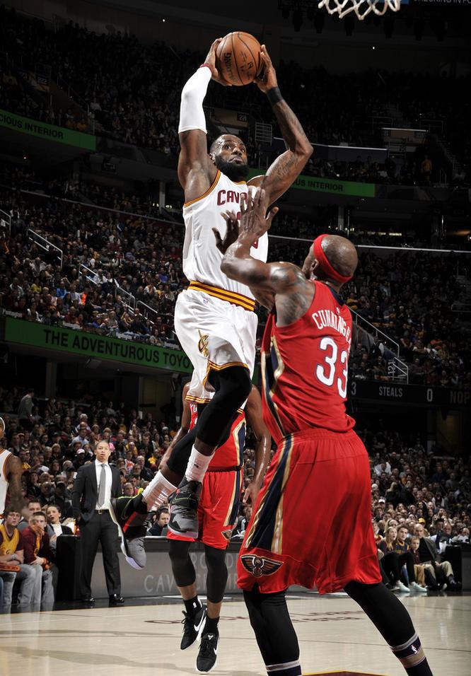 深圳队力克骑士,浓眉哥统治全场 深圳队力克骑士,浓眉哥统治全场