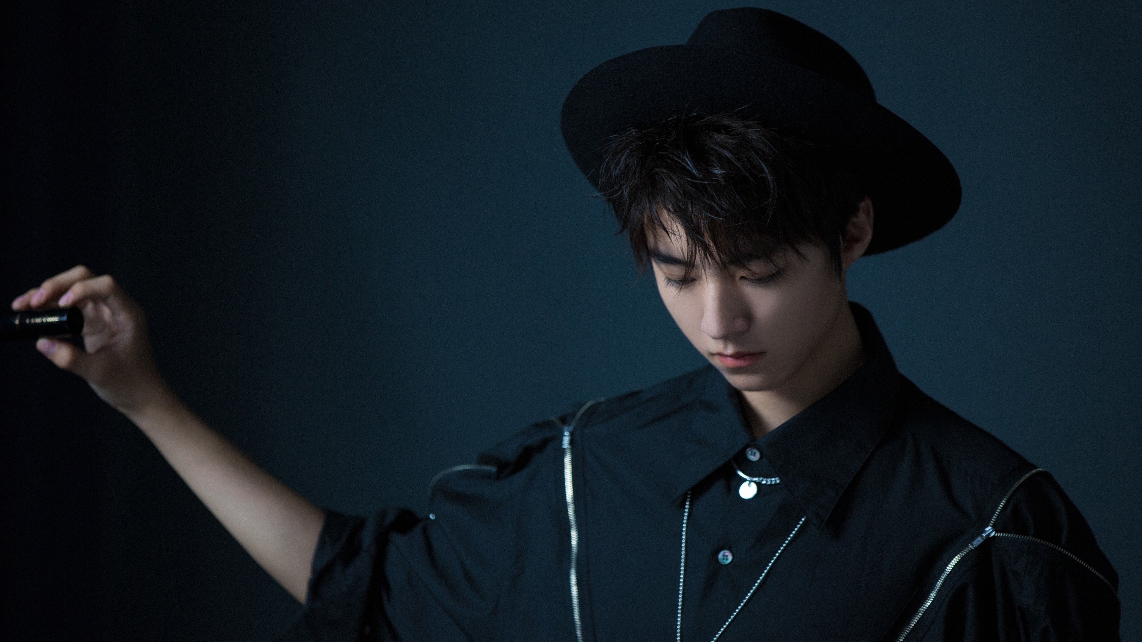 跨界降维打击,浓眉一脚油门,让篮网和山西在F1赛道重温团队真谛